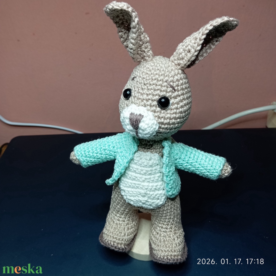 Nyuszi kabátban (A háttér AI segítségével készült) - játék & sport - plüssállat & játékfigura - nyuszi - Meska.hu