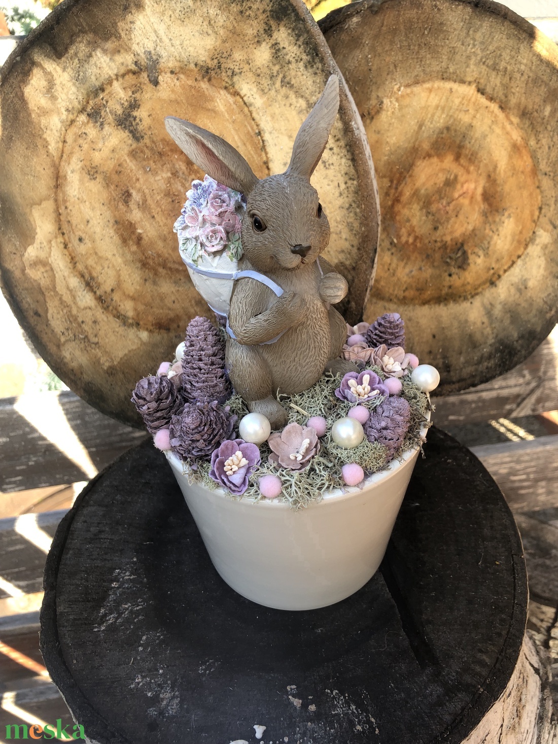 Nyuszi virágokkal teli hátizsákkal tavaszi asztaldísz  - ünnepi díszek, dekorációk - húsvéti díszek és dekorációk - húsvéti virágos díszek - Meska.hu