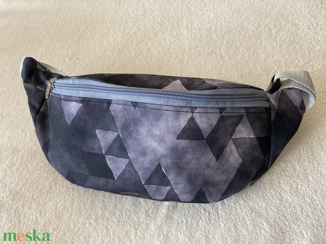 Fekete-szürke háromszögek övtáska - táska & tok - övtáska - Meska.hu