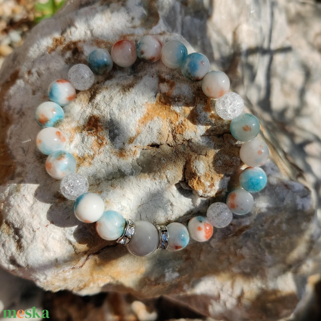 Hegyikristály és kék-barna szalagos achát féldrágakő karkötő - ékszer - karkötő - gyöngyös karkötő - Meska.hu