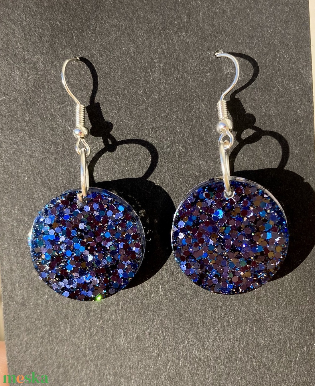 Kerek sötétkék műgyanta fülbevaló - 2 méretben! - ékszer - fülbevaló - lógó fülbevaló - Meska.hu