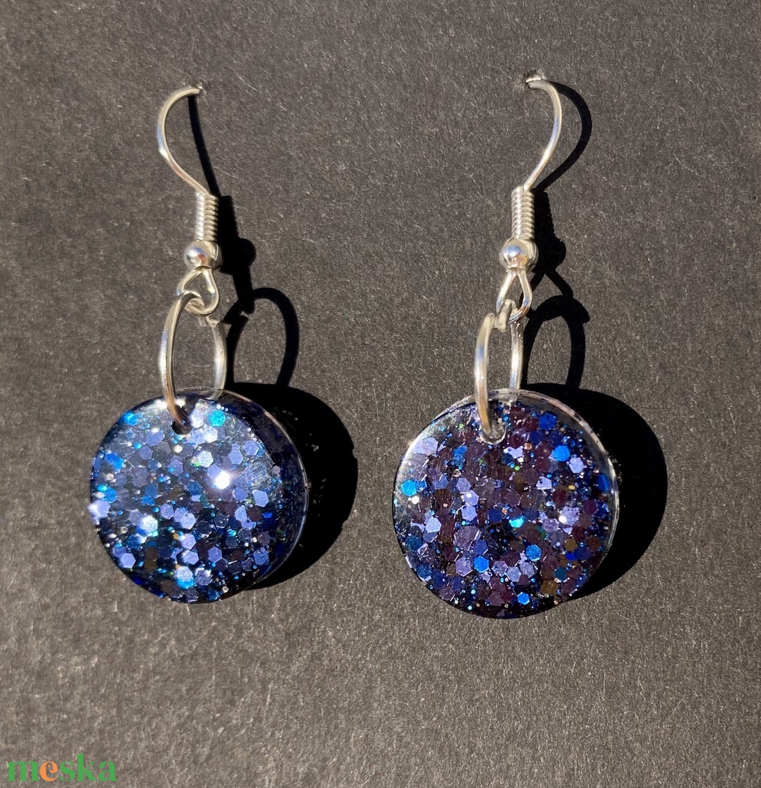 Kerek sötétkék műgyanta fülbevaló - 2 méretben! - ékszer - fülbevaló - lógó fülbevaló - Meska.hu