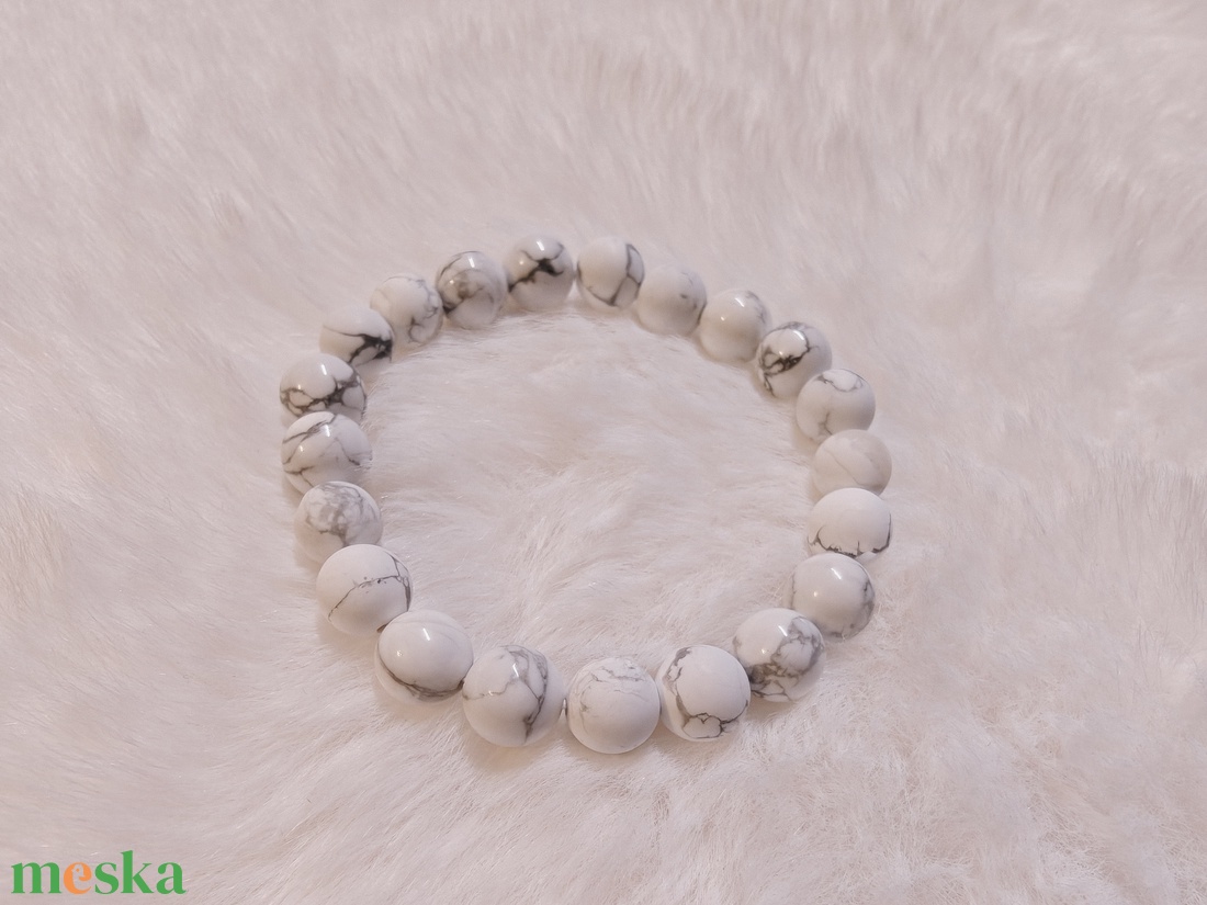 Fényes és matt howlit féldrágakő karkötő - ékszer - karkötő - gyöngyös karkötő - Meska.hu