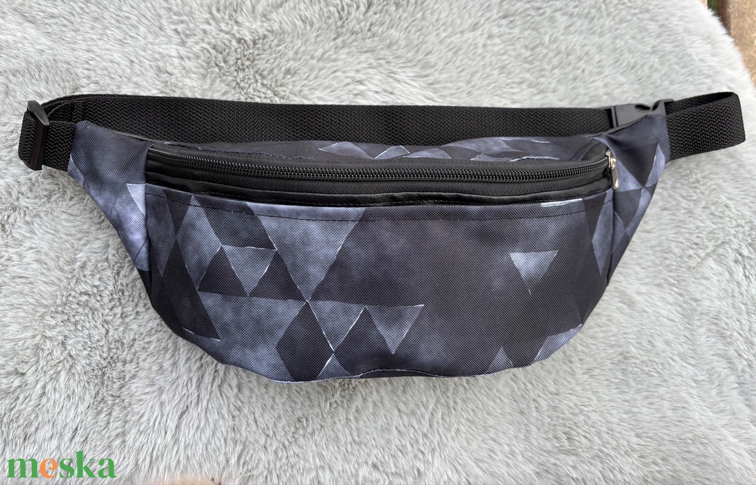 Fekete-szürke háromszögek övtáska - táska & tok - övtáska - Meska.hu