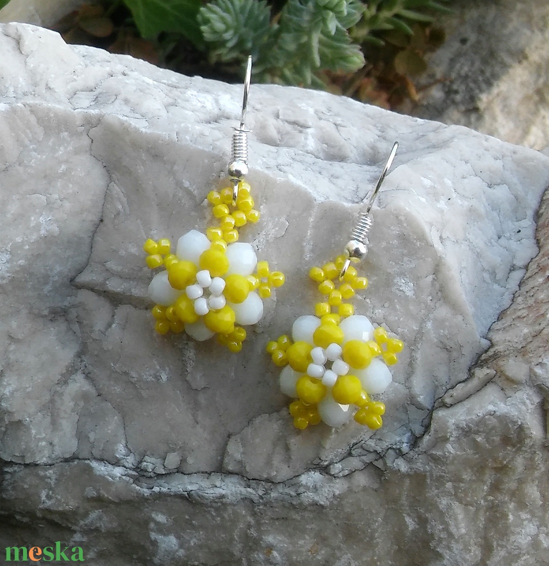 Piciny sárga virág, gyöngy, gyöngyékszer, gyöngy fülbevaló - ékszer - fülbevaló - lógó fülbevaló - Meska.hu