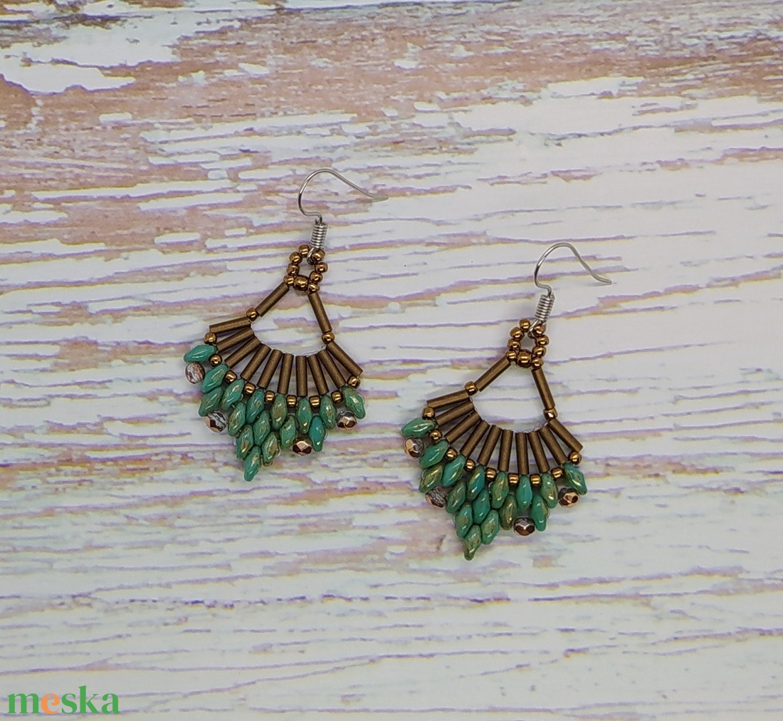 Kis kedves fülbevaló, gyöngy, gyöngyékszer, gyöngy fülbevaló - ékszer - fülbevaló - lógó fülbevaló - Meska.hu