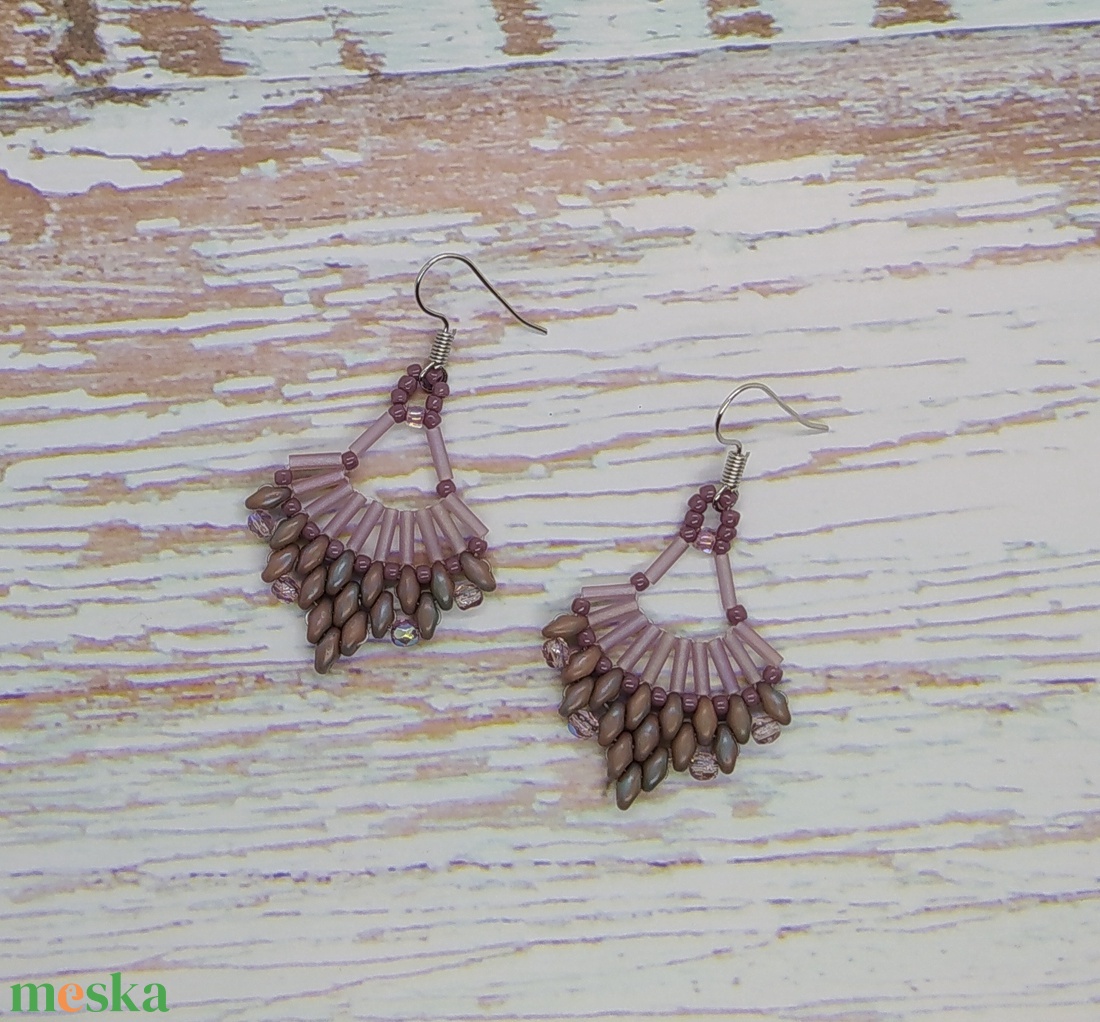 Kis kedves fülbevaló, gyöngy, gyöngyékszer, gyöngy fülbevaló - ékszer - fülbevaló - lógó fülbevaló - Meska.hu