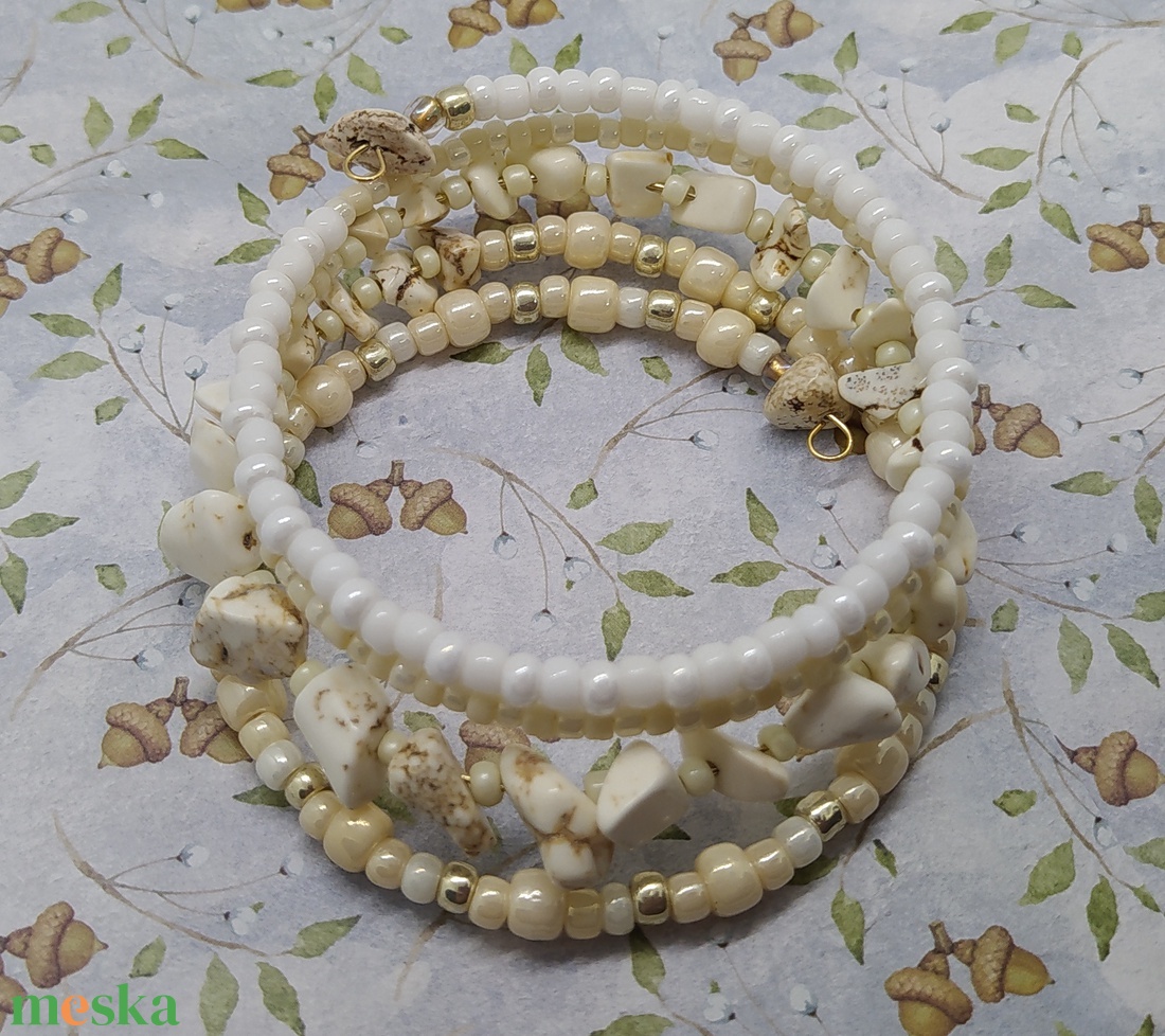 Beige karkötő, ajándék, névnap, születésnap, Nőnap, Anyák napja, Karácsony, Télapó, gyöngy, ballagás - ékszer - karkötő - memóriadrótos karkötő - Meska.hu
