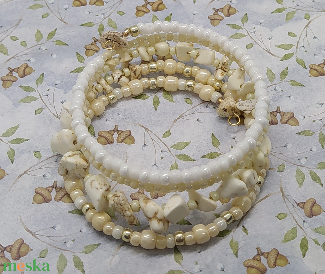 Beige karkötő, ajándék, névnap, születésnap, Nőnap, Anyák napja, Karácsony, Télapó, gyöngy, ballagás - ékszer - karkötő - memóriadrótos karkötő - Meska.hu