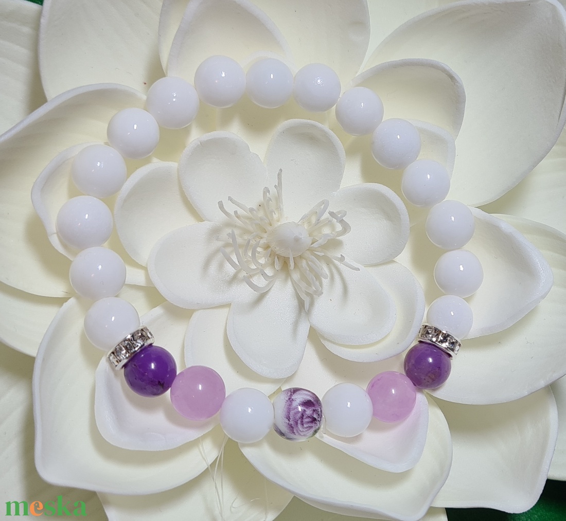 Fehér - és lila jade, festett porcelán ásvány karkötő  - ékszer - karkötő - gyöngyös karkötő - Meska.hu