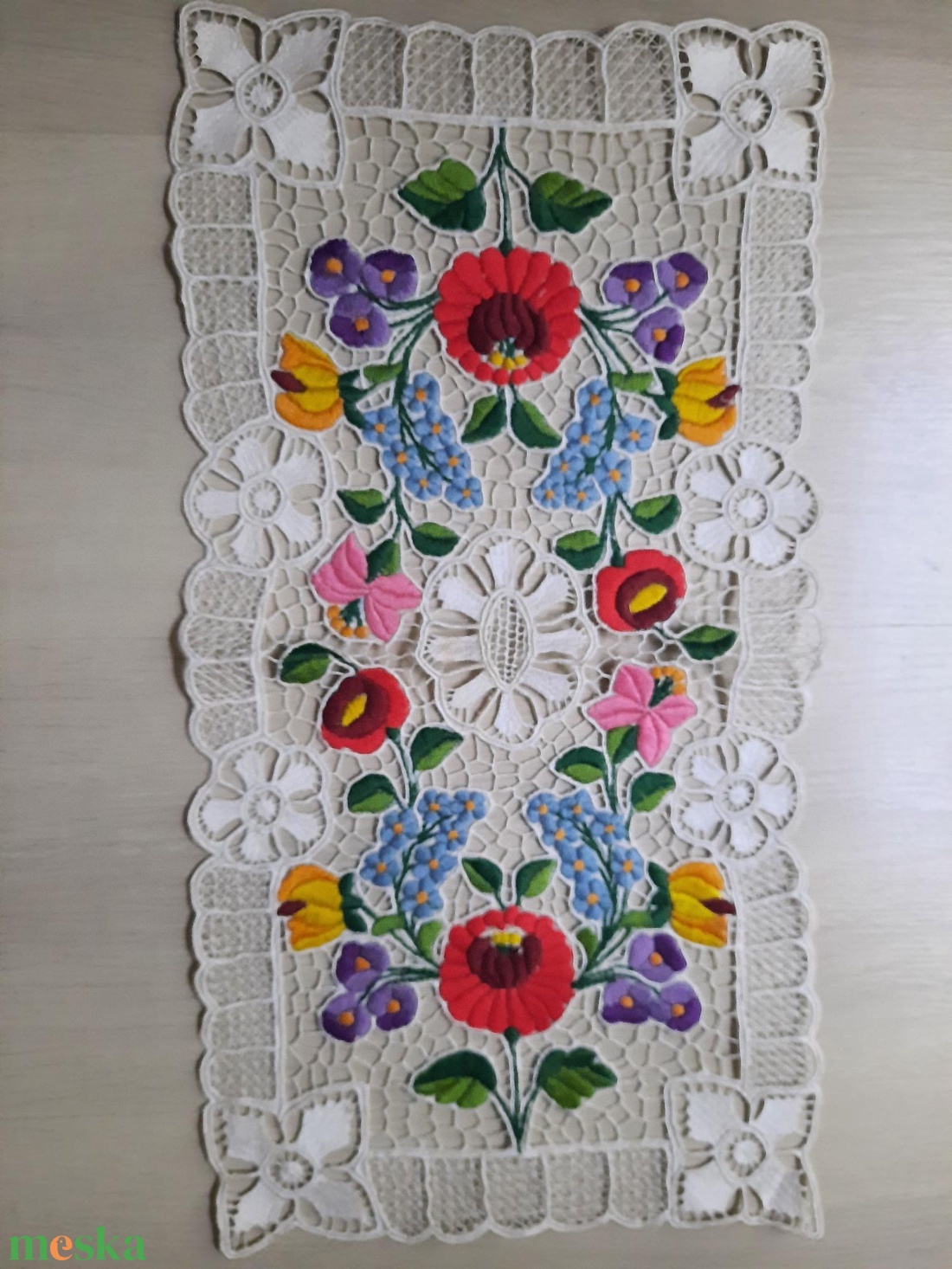 Új, kézi hímzésű Kalocsai Riseliős Terítő (49,5 x 25,5 cm) � Hungarikum - otthon & életmód - lakástextil - abrosz, terítő - asztalfutó - Meska.hu