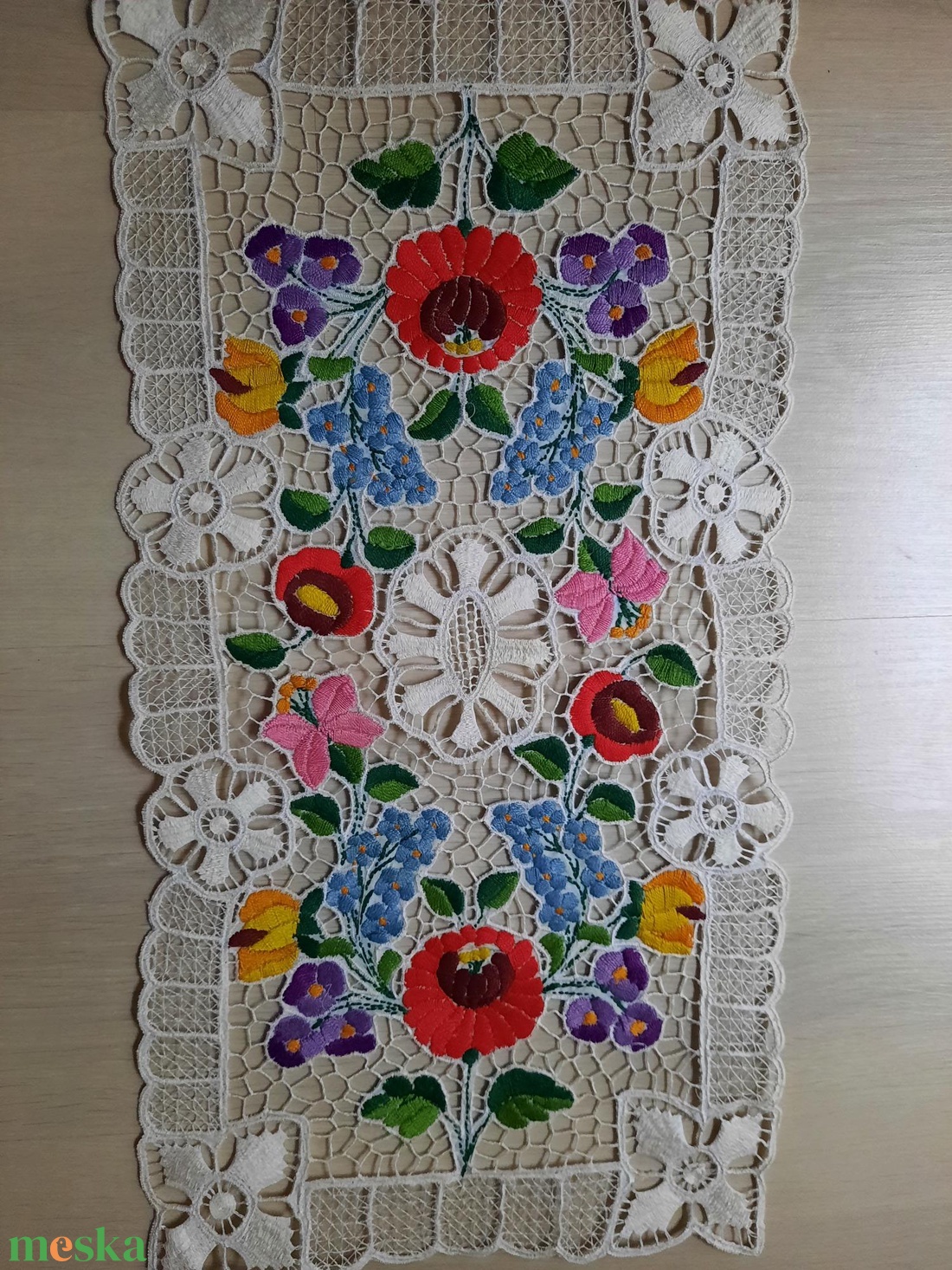 Új, kézi hímzésű Kalocsai Riseliős Terítő (49,5 x 25,5 cm) � Hungarikum - otthon & életmód - lakástextil - abrosz, terítő - asztalfutó - Meska.hu