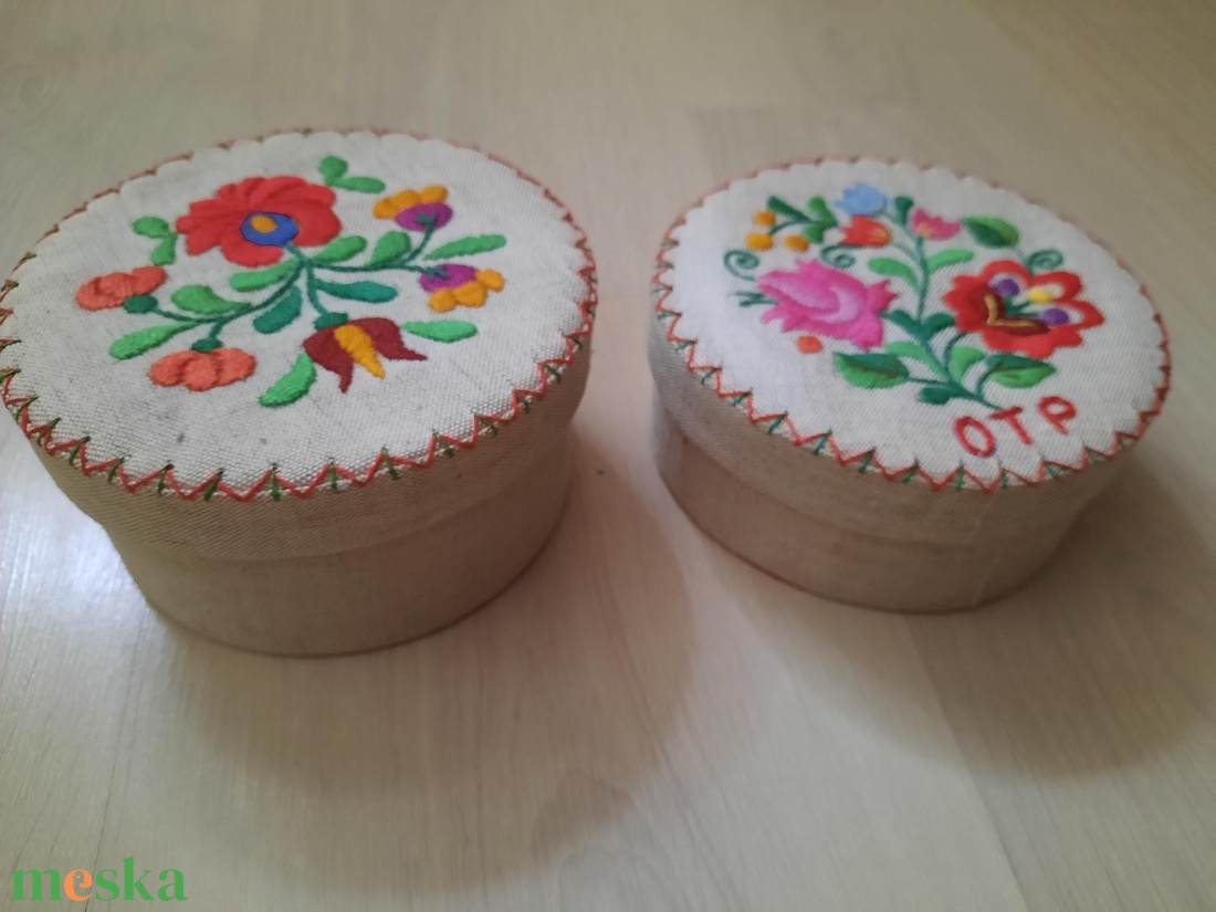 2 db Sosem használt retro hímzett díszdoboz � OTP-s gyűjtői darabbal együtt - otthon & életmód - dekoráció - asztal és polc dekoráció - díszdoboz - Meska.hu