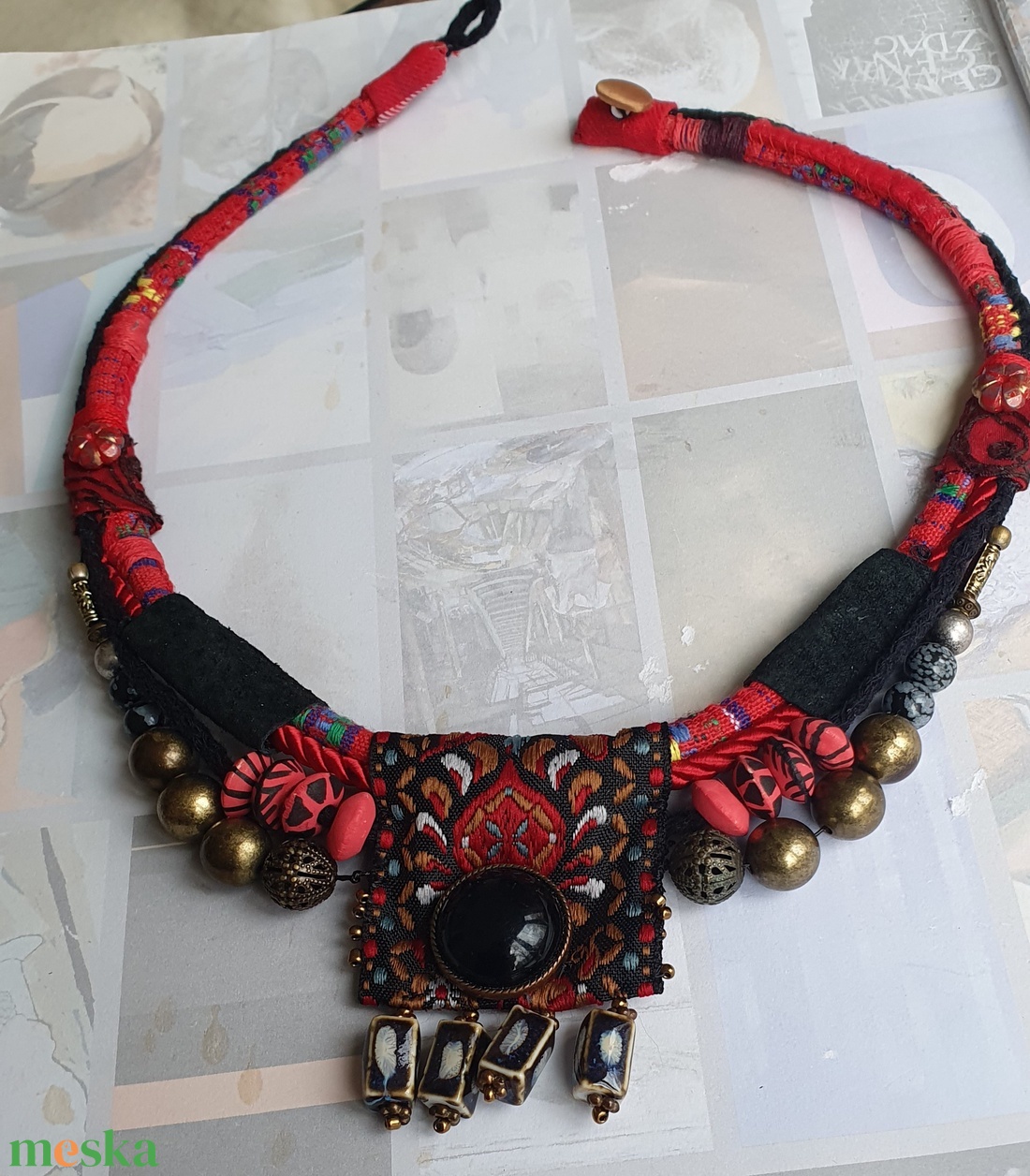 Vörös és fekete - ékszer - nyaklánc - medálos nyaklánc - Meska.hu