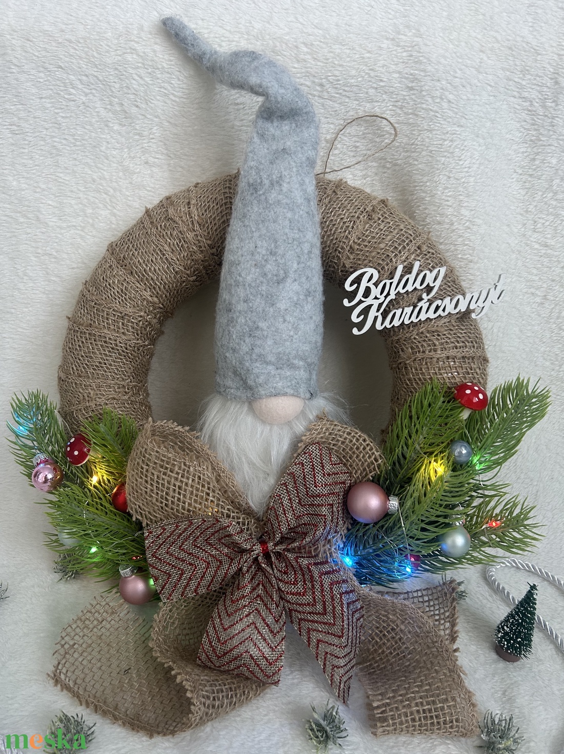 Karácsonyi ajtódísz, kopogtató Manóval és színes világítással - karácsony - karácsonyi lakásdekoráció - karácsonyi ajtódíszek - Meska.hu