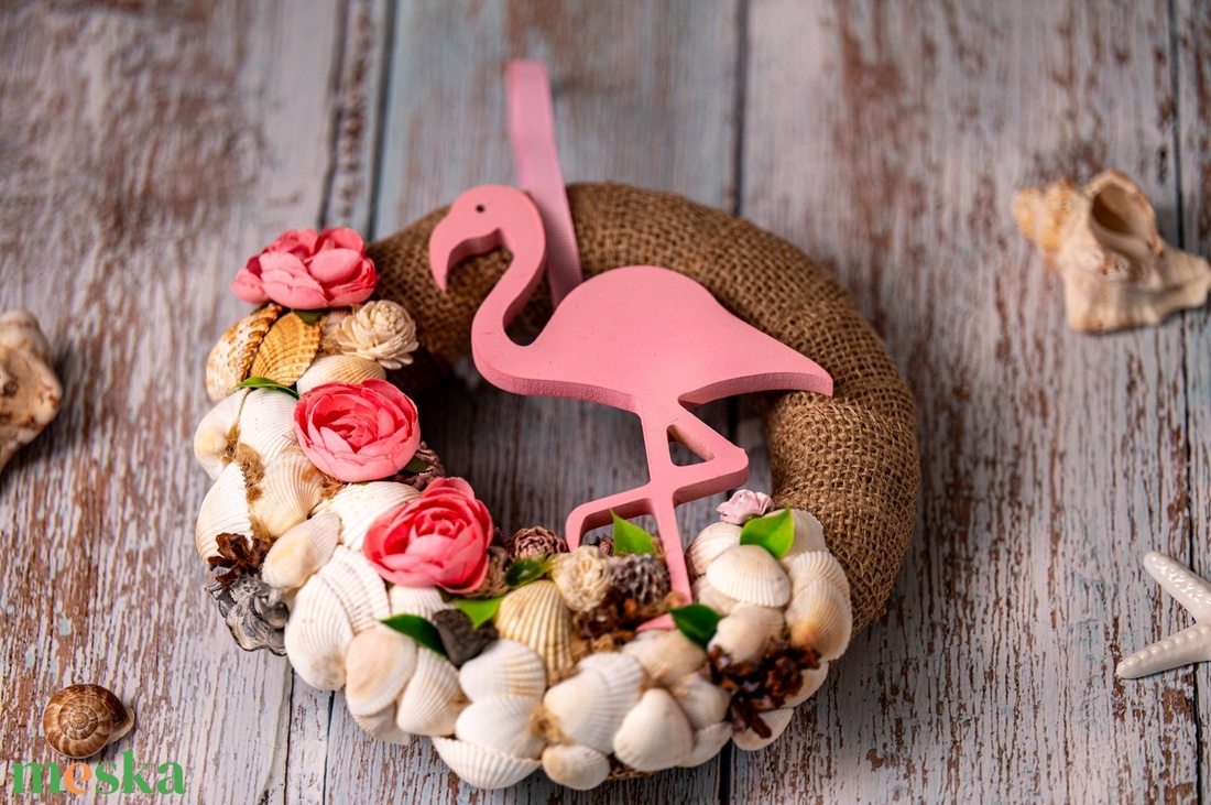 Flamingós ajtódísz virágokkal, kagylókkal - otthon & életmód - dekoráció - ajtó- és ablak dekoráció - ajtódísz & kopogtató - Meska.hu