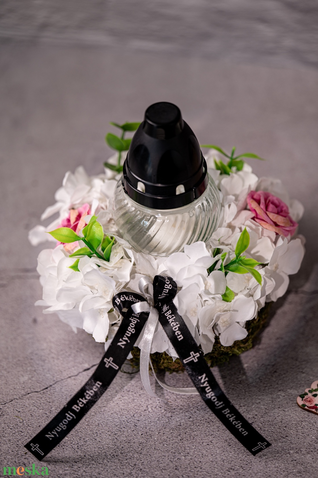 Sírdísz, kegyeleti dísz fehér hortenziával, rózsával - otthon & életmód - vallás - temetkezési tárgy - temetői gyertyák, mécsesek - Meska.hu