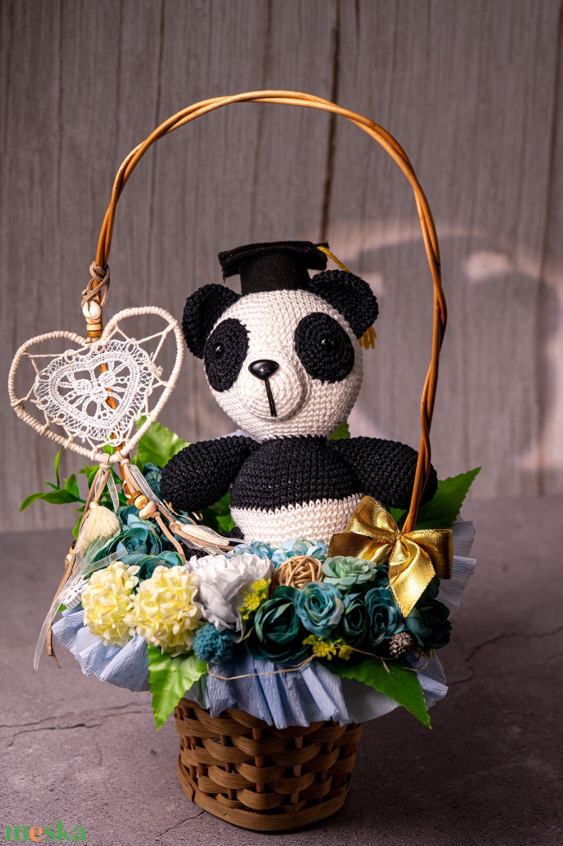Ballagási kosár kézműves, horgolt pandával -  - Meska.hu