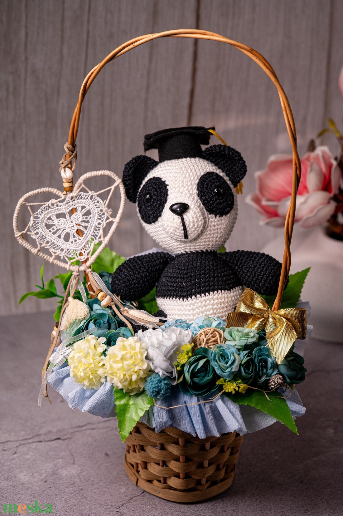Ballagási kosár kézműves, horgolt pandával -  - Meska.hu