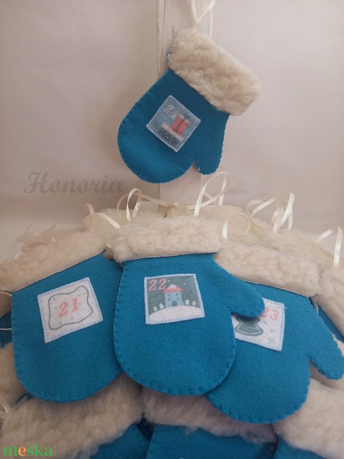 24 db filc kesztyű-ADVENTI NAPTÁR-türkiz, szőrmés - karácsony - adventi díszek - adventi naptár - Meska.hu 24 db filc kesztyű-ADVENTI NAPTÁR-türkiz, szőrmés - karácsony - adventi díszek - adventi naptár - Meska.hu