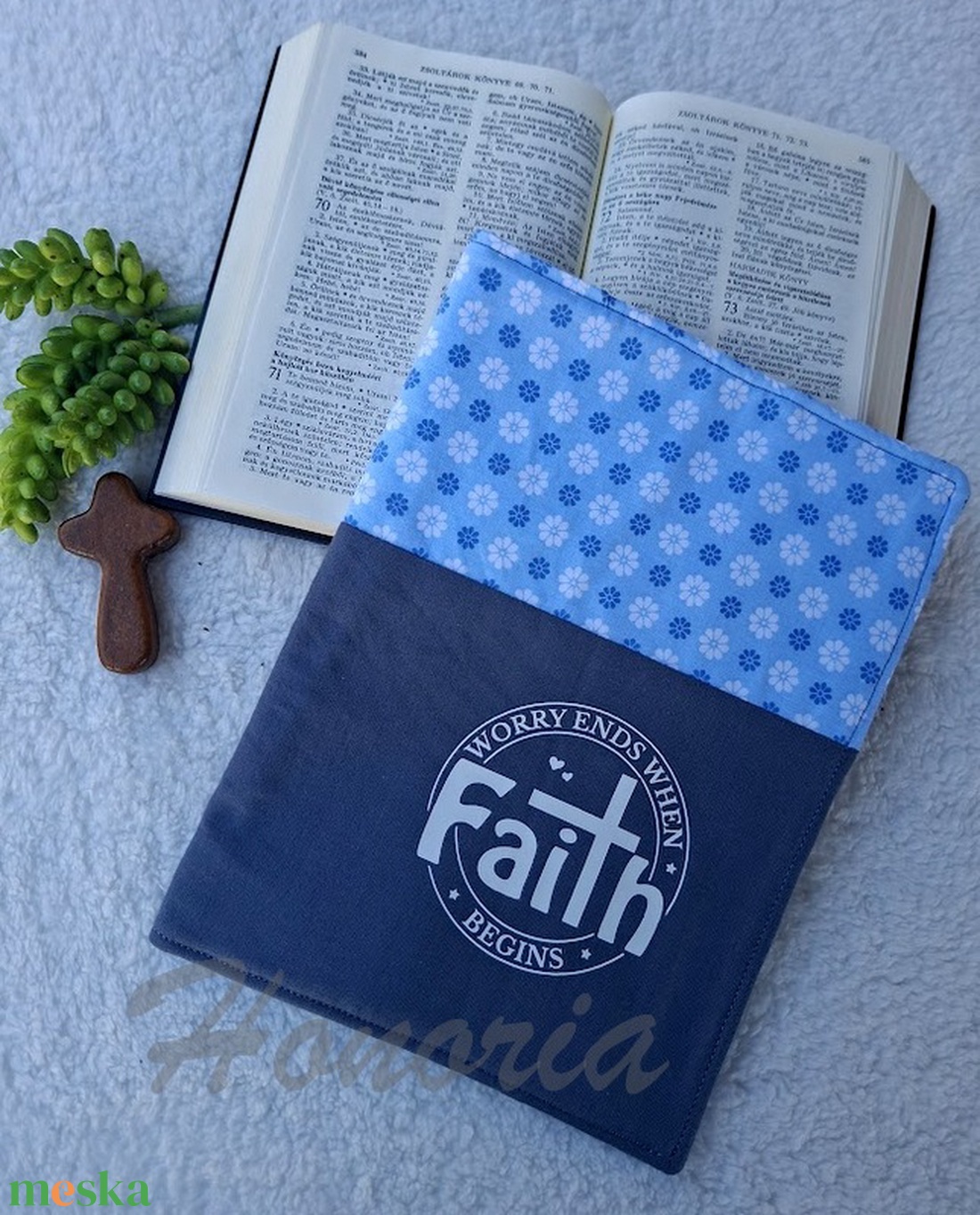 Bibliaborító-könyvtartó-Farmerkék/virágos-Faith-Bibliatartó - könyv & zene - könyvtok - Meska.hu
