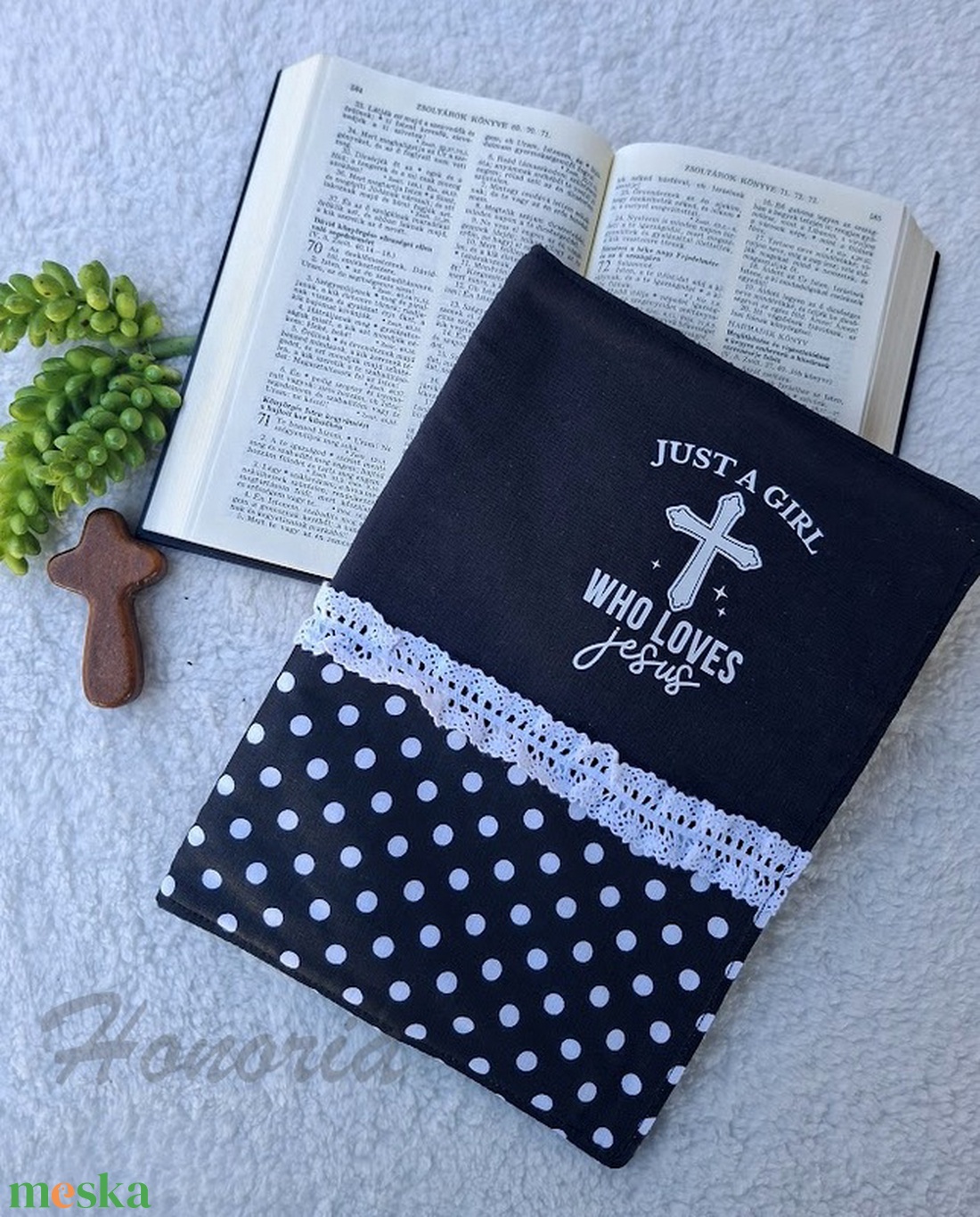 Bibliaborító-könyvtartó-Fekete/pöttyös-Just a girl -Bibliatartó - könyv & zene - könyvtok - Meska.hu