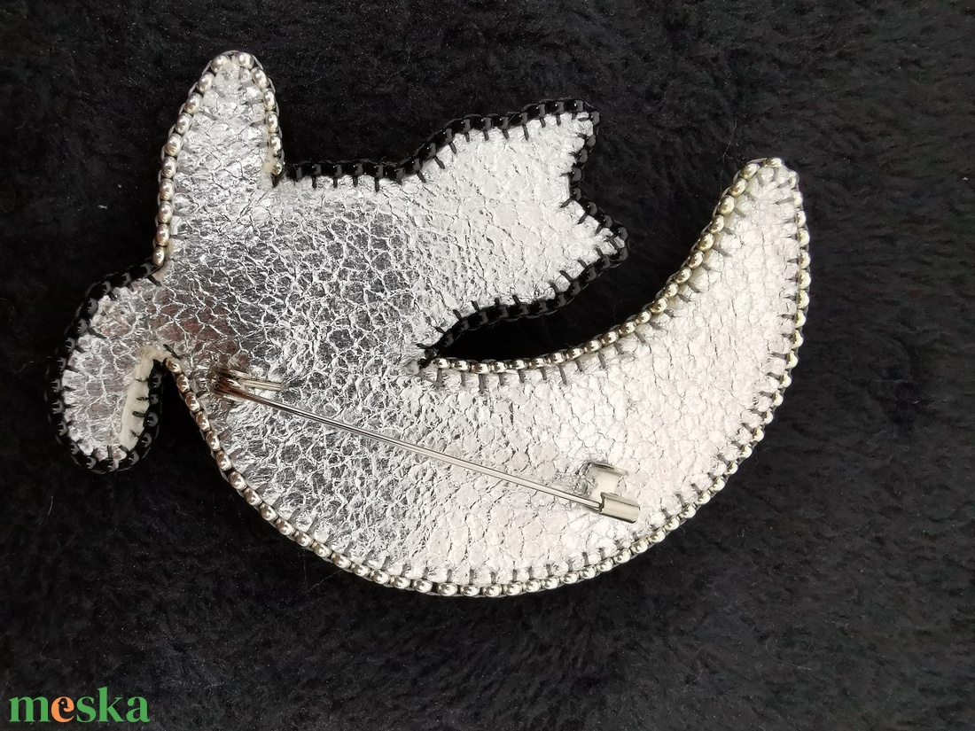 Cica a holdon bross - ékszer - kitűző és bross - kitűző - Meska.hu Cica a holdon bross - ékszer - kitűző és bross - kitűző - Meska.hu