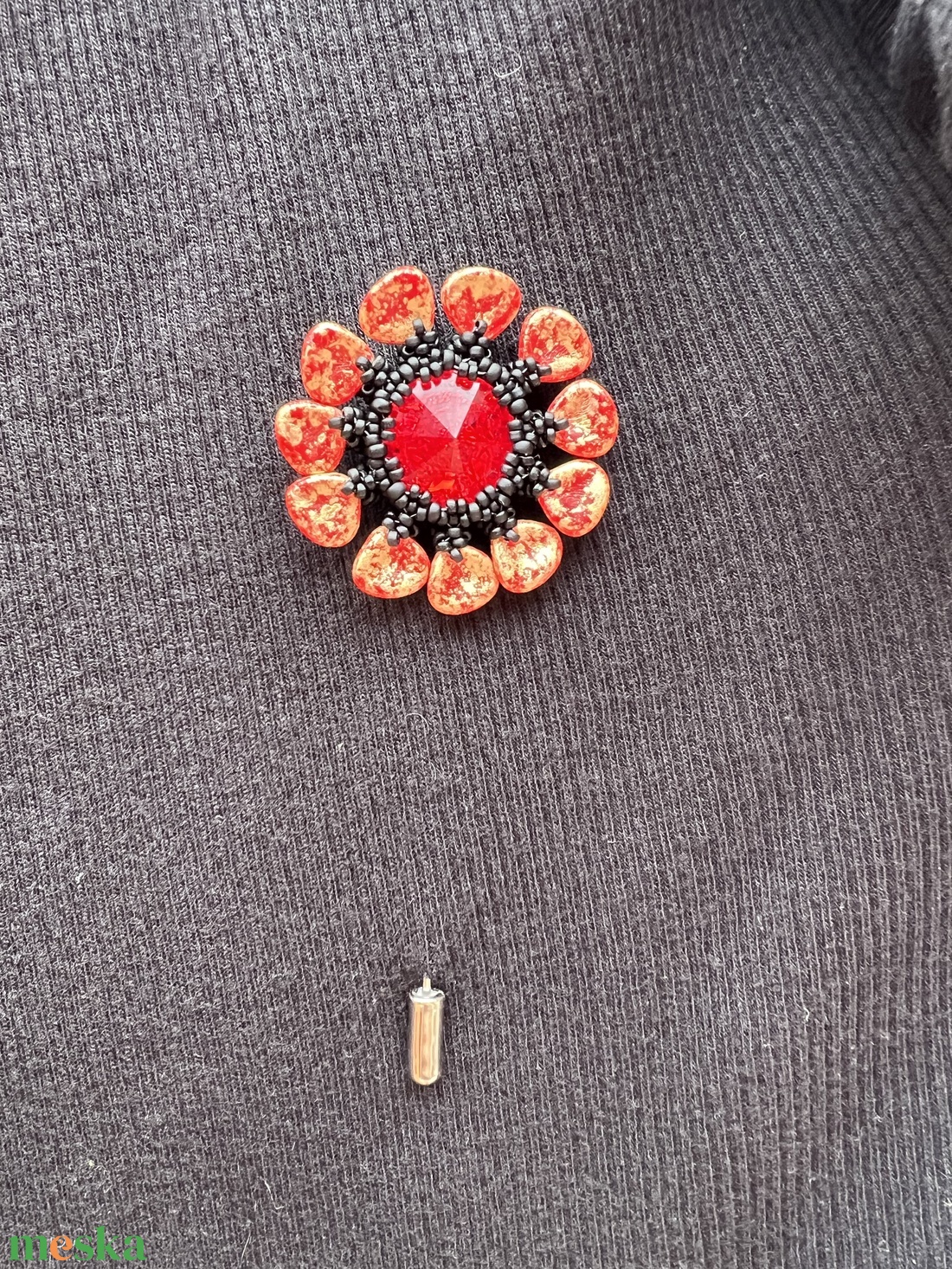 Piros-fekete virág bross - ékszer - kitűző és bross - kitűző - Meska.hu Piros-fekete virág bross - ékszer - kitűző és bross - kitűző - Meska.hu