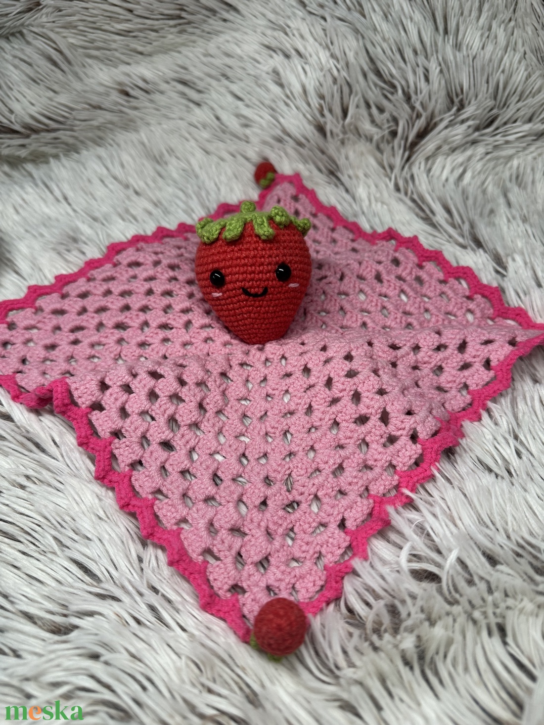 Horgolt epres szundikendő - baba - mama - baba játékok - szundikendő, alvóka - Meska.hu