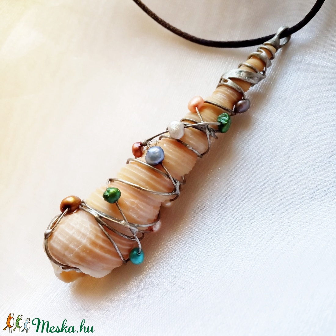 Kagyló medál folyami gyöngyökkel - ékszer - nyaklánc - hosszú nyaklánc - Meska.hu