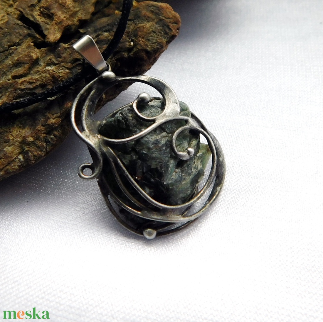 Nyers szerafinit medál  - ékszer - nyaklánc - medál - Meska.hu