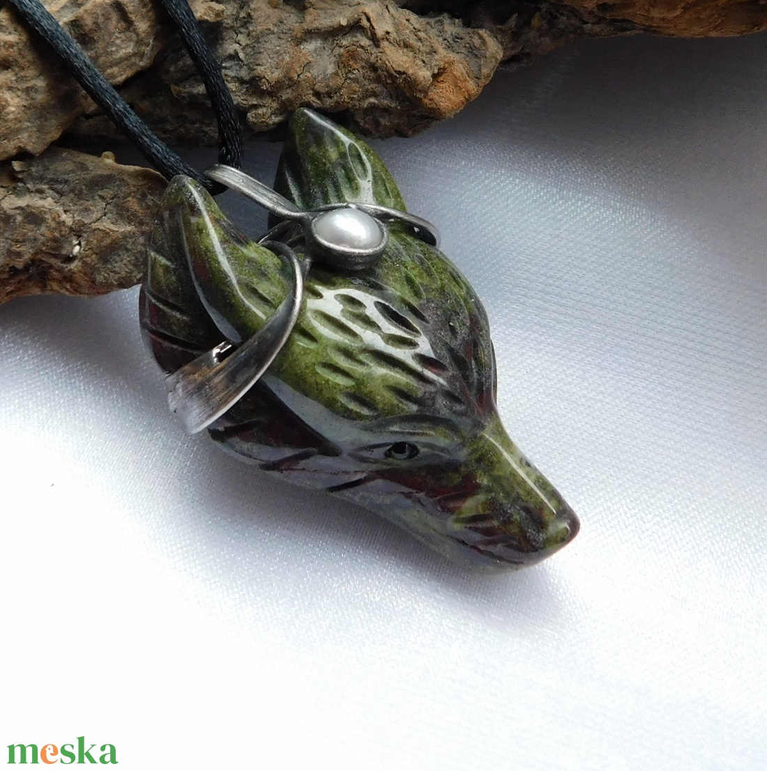 Sárkányvér jáspis farkas medál folyami gyönggyel - ékszer - nyaklánc - medál - Meska.hu