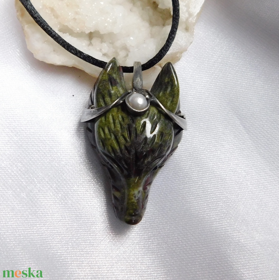 Sárkányvér jáspis farkas medál folyami gyönggyel - ékszer - nyaklánc - medál - Meska.hu