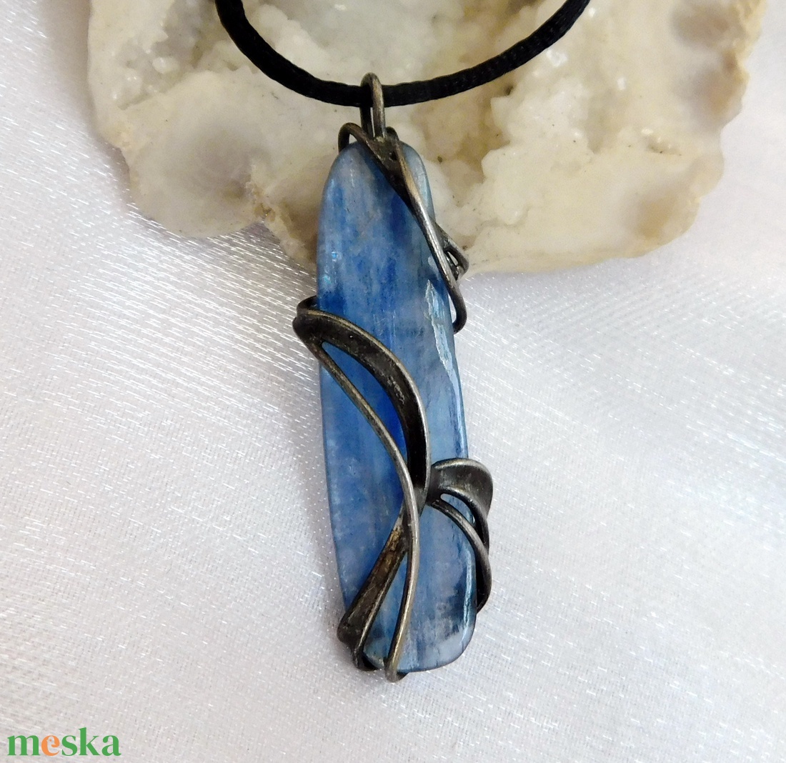 Kianit medál - ékszer - nyaklánc - hosszú nyaklánc - Meska.hu