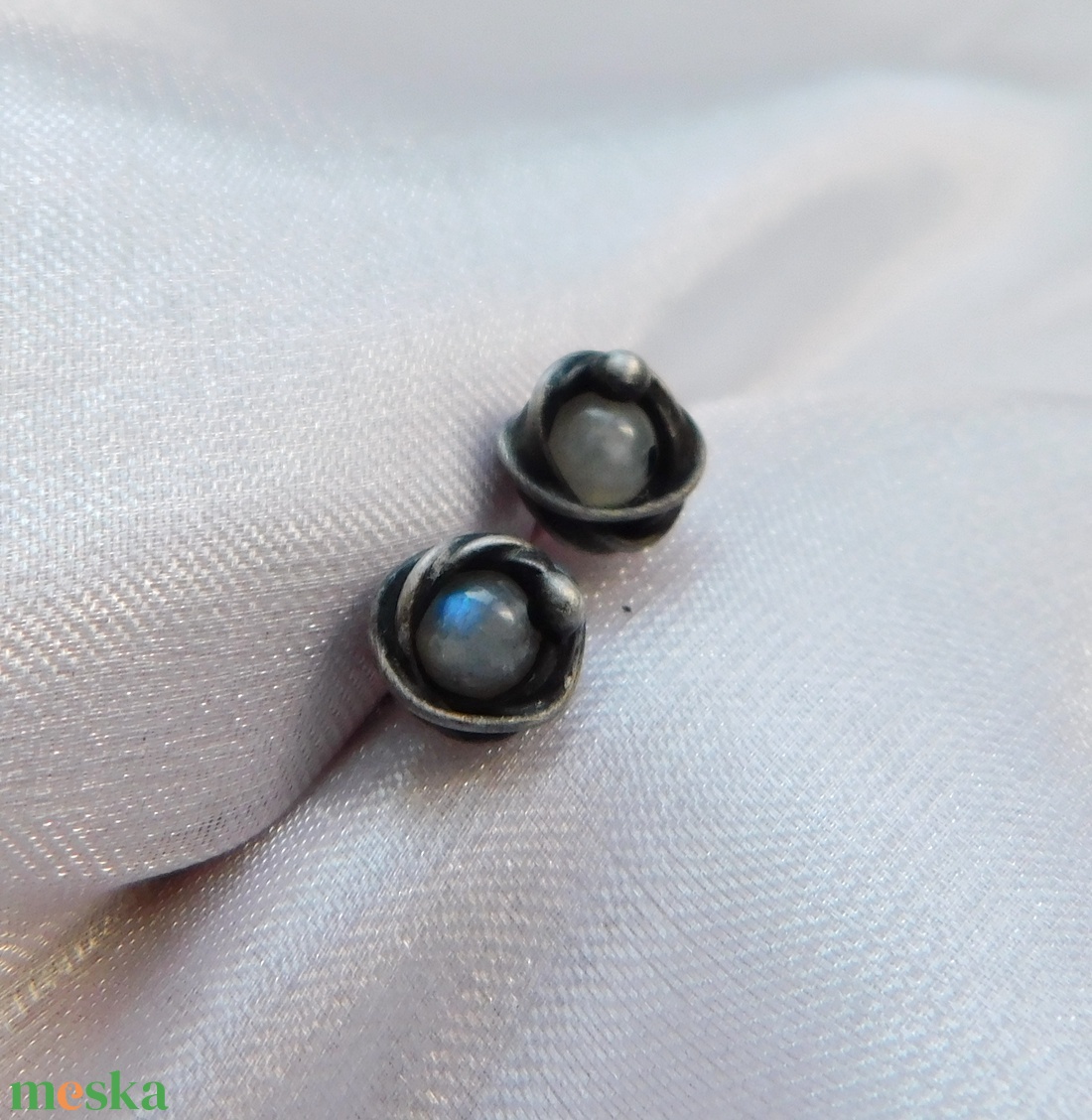 Bedugós holdkő fülbevaló turmalinnal - ékszer - fülbevaló - pötty fülbevaló - Meska.hu