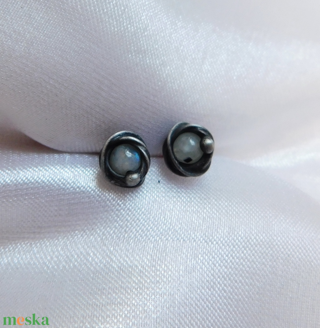 Bedugós holdkő fülbevaló turmalinnal - ékszer - fülbevaló - pötty fülbevaló - Meska.hu