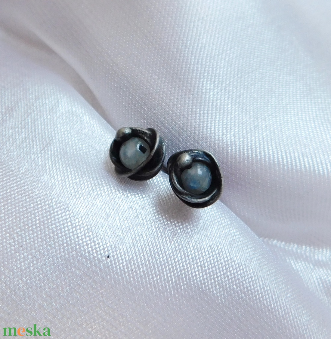 Bedugós holdkő fülbevaló turmalinnal - ékszer - fülbevaló - pötty fülbevaló - Meska.hu