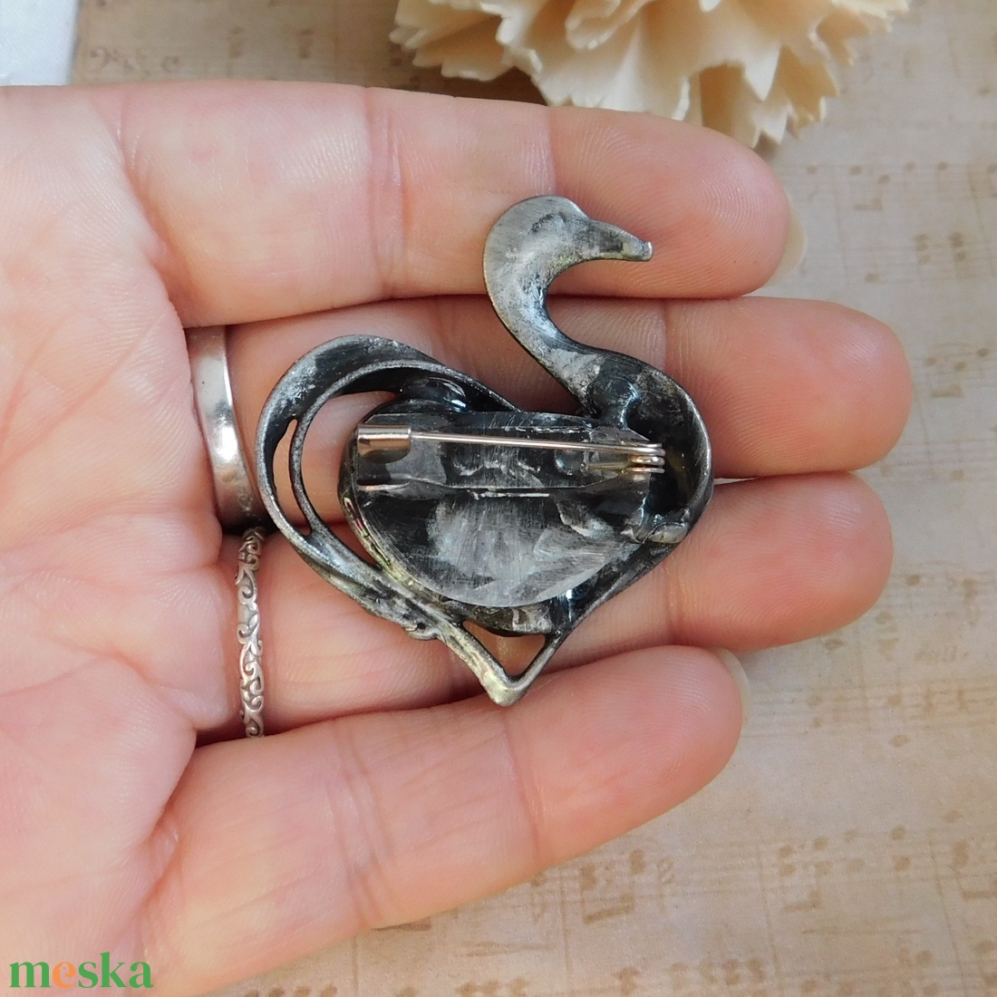 Sattukit (shattuckit) bross folyami gyönggyel - kitűző - ékszer - kitűző és bross - Meska.hu