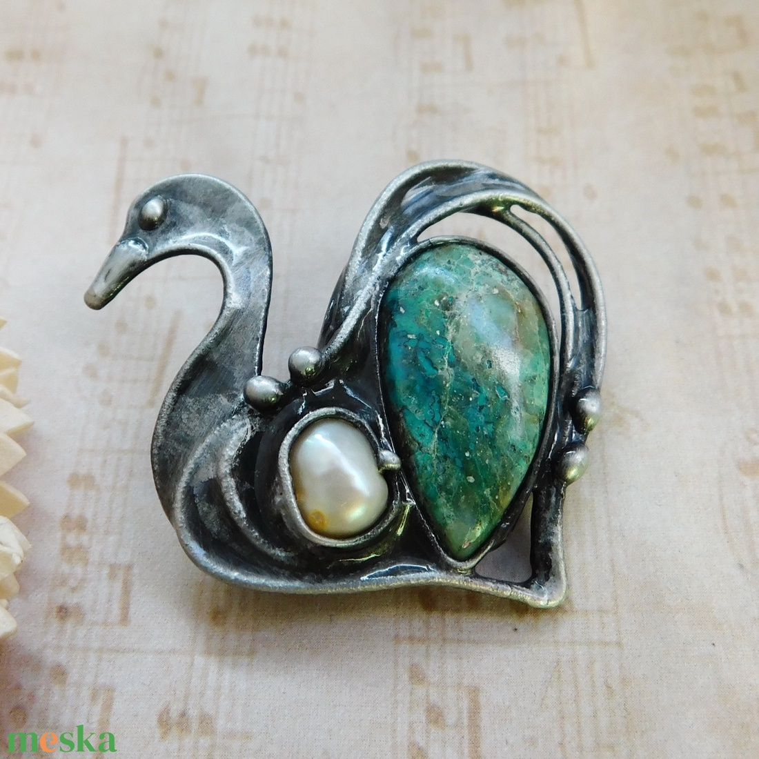 Sattukit (shattuckit) bross folyami gyönggyel - kitűző - ékszer - kitűző és bross - Meska.hu
