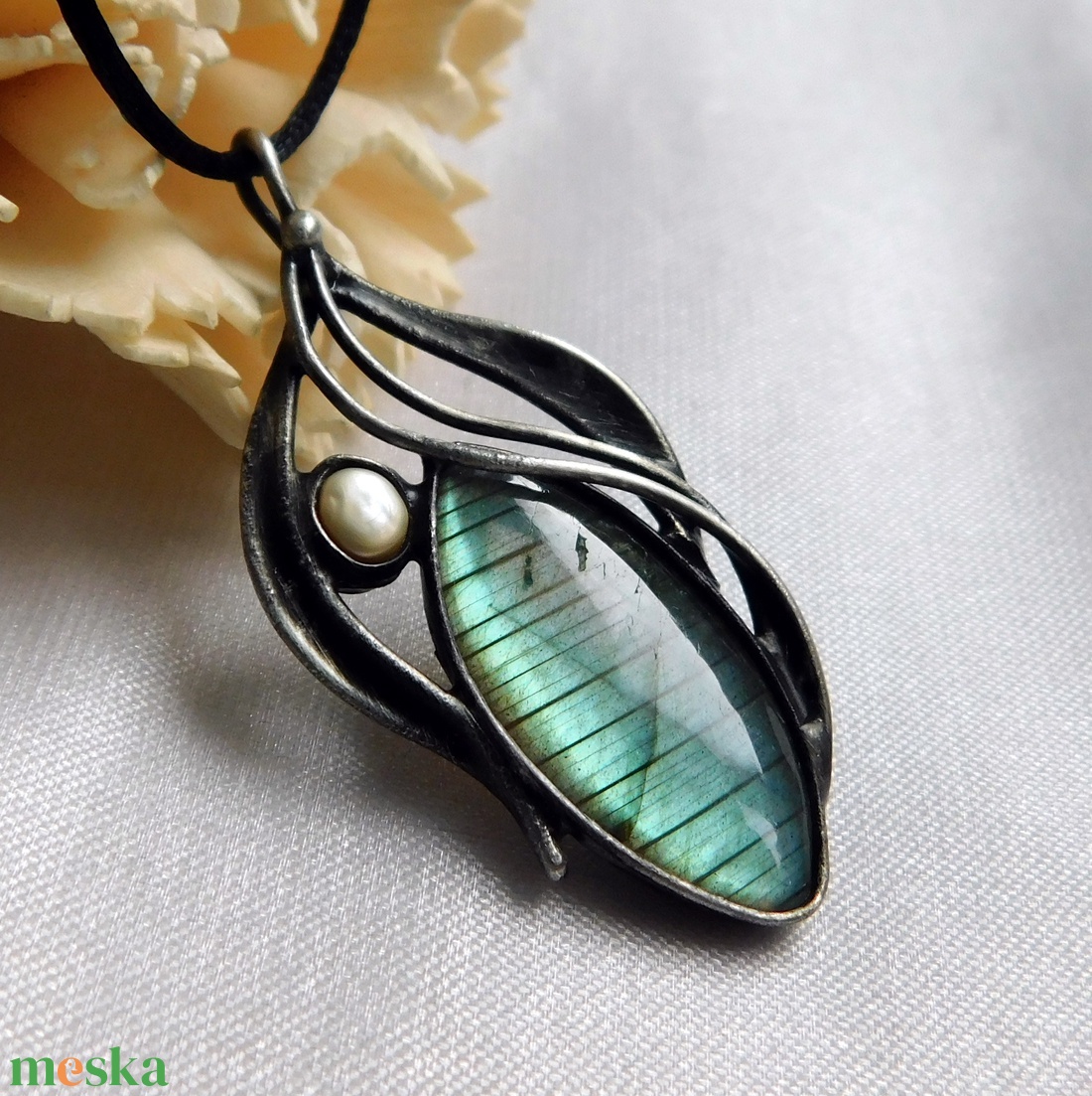 Labradorit medál folyami gyönggyel - ékszer - nyaklánc - medálos nyaklánc - Meska.hu