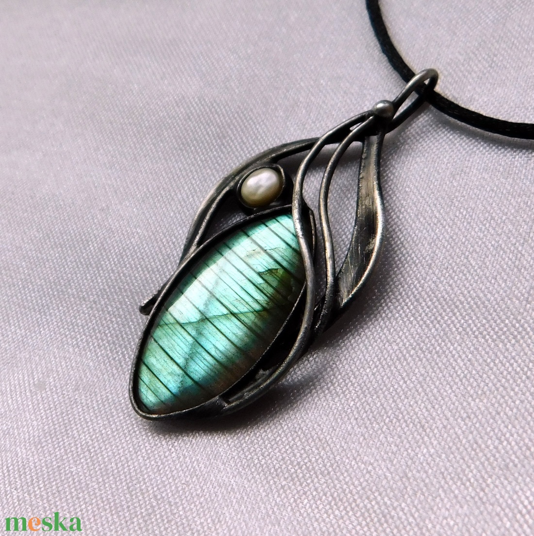 Labradorit medál folyami gyönggyel - ékszer - nyaklánc - medálos nyaklánc - Meska.hu