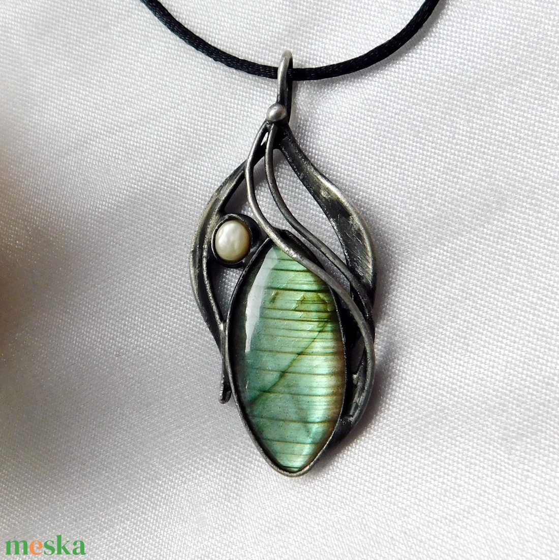 Labradorit medál folyami gyönggyel - ékszer - nyaklánc - medálos nyaklánc - Meska.hu