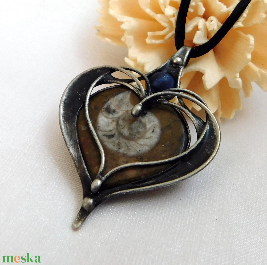 Ammonitesz medál szodalittal - ékszer - nyaklánc - medálos nyaklánc - Meska.hu Ammonitesz medál szodalittal - ékszer - nyaklánc - medálos nyaklánc - Meska.hu