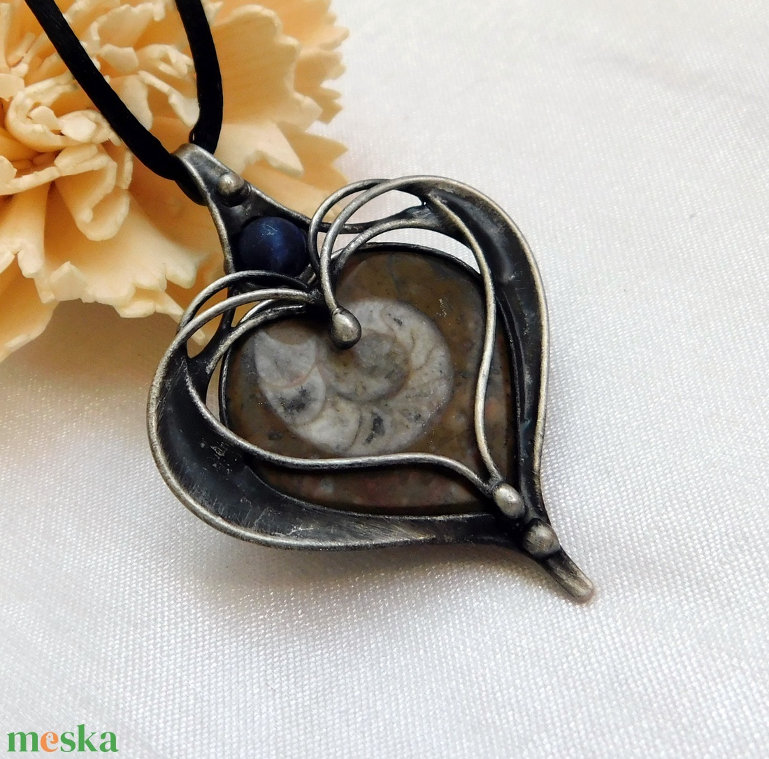 Ammonitesz medál szodalittal - ékszer - nyaklánc - medálos nyaklánc - Meska.hu Ammonitesz medál szodalittal - ékszer - nyaklánc - medálos nyaklánc - Meska.hu