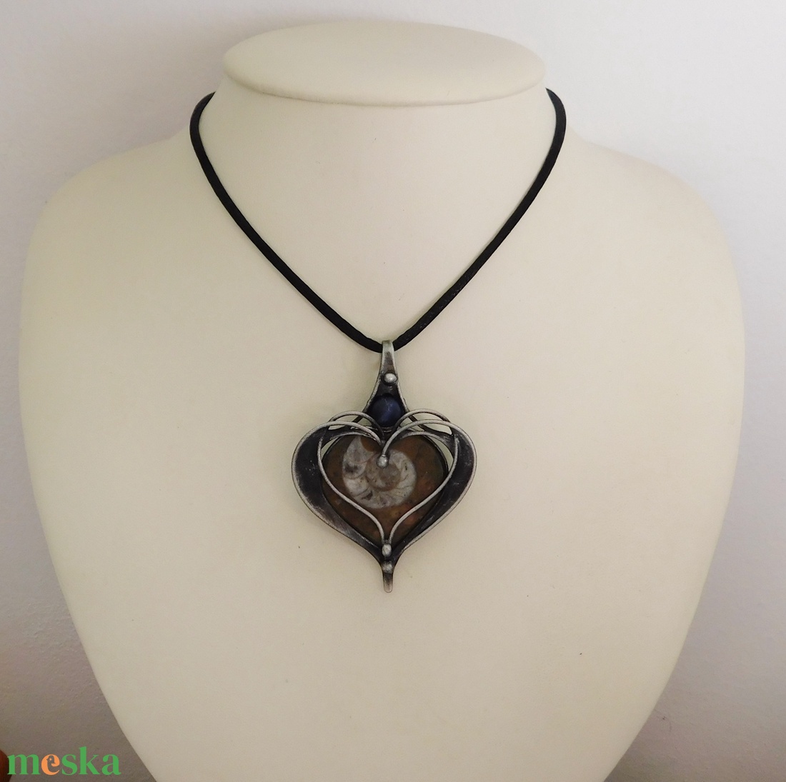 Ammonitesz medál szodalittal - ékszer - nyaklánc - medálos nyaklánc - Meska.hu Ammonitesz medál szodalittal - ékszer - nyaklánc - medálos nyaklánc - Meska.hu