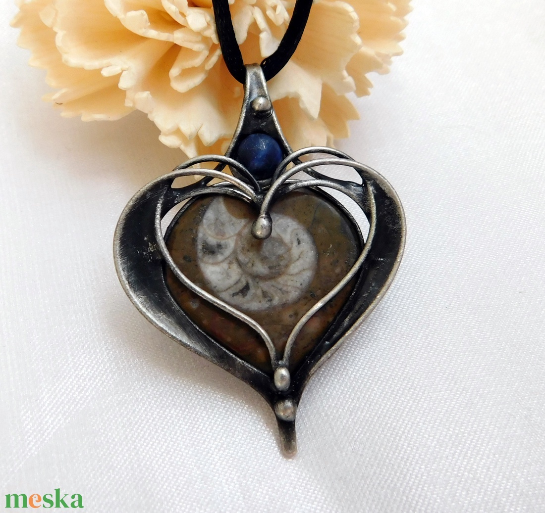 Ammonitesz medál szodalittal - ékszer - nyaklánc - medálos nyaklánc - Meska.hu Ammonitesz medál szodalittal - ékszer - nyaklánc - medálos nyaklánc - Meska.hu