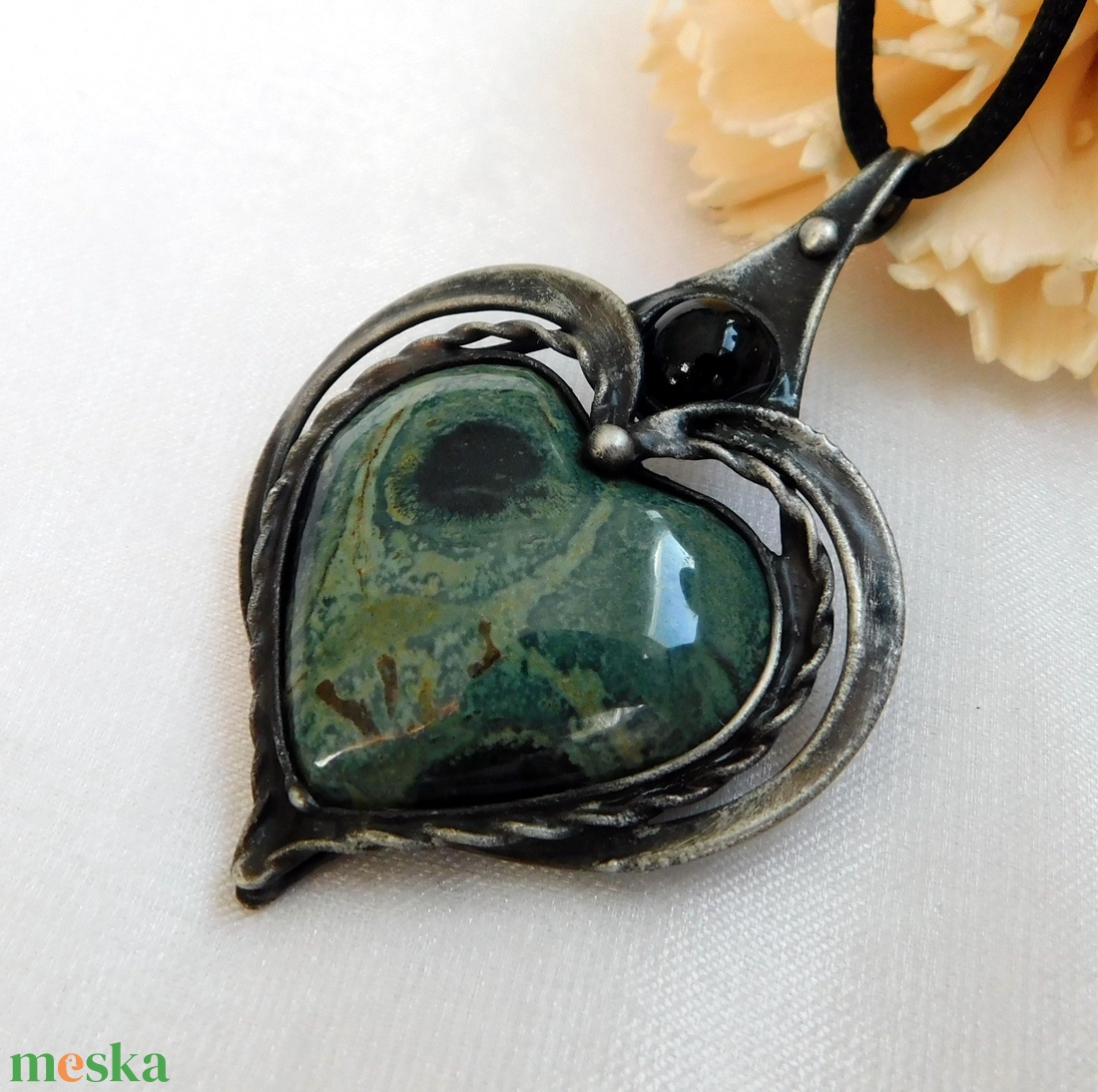 Eldarit ( kambaba jáspis ) szív medál ónixszal - ékszer - nyaklánc - medál - Meska.hu