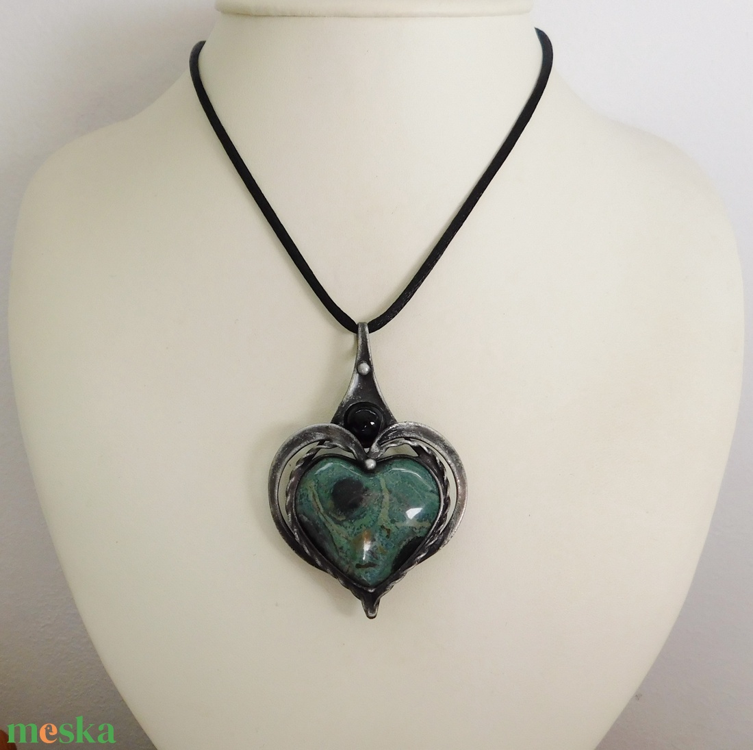 Eldarit ( kambaba jáspis ) szív medál ónixszal - ékszer - nyaklánc - medál - Meska.hu