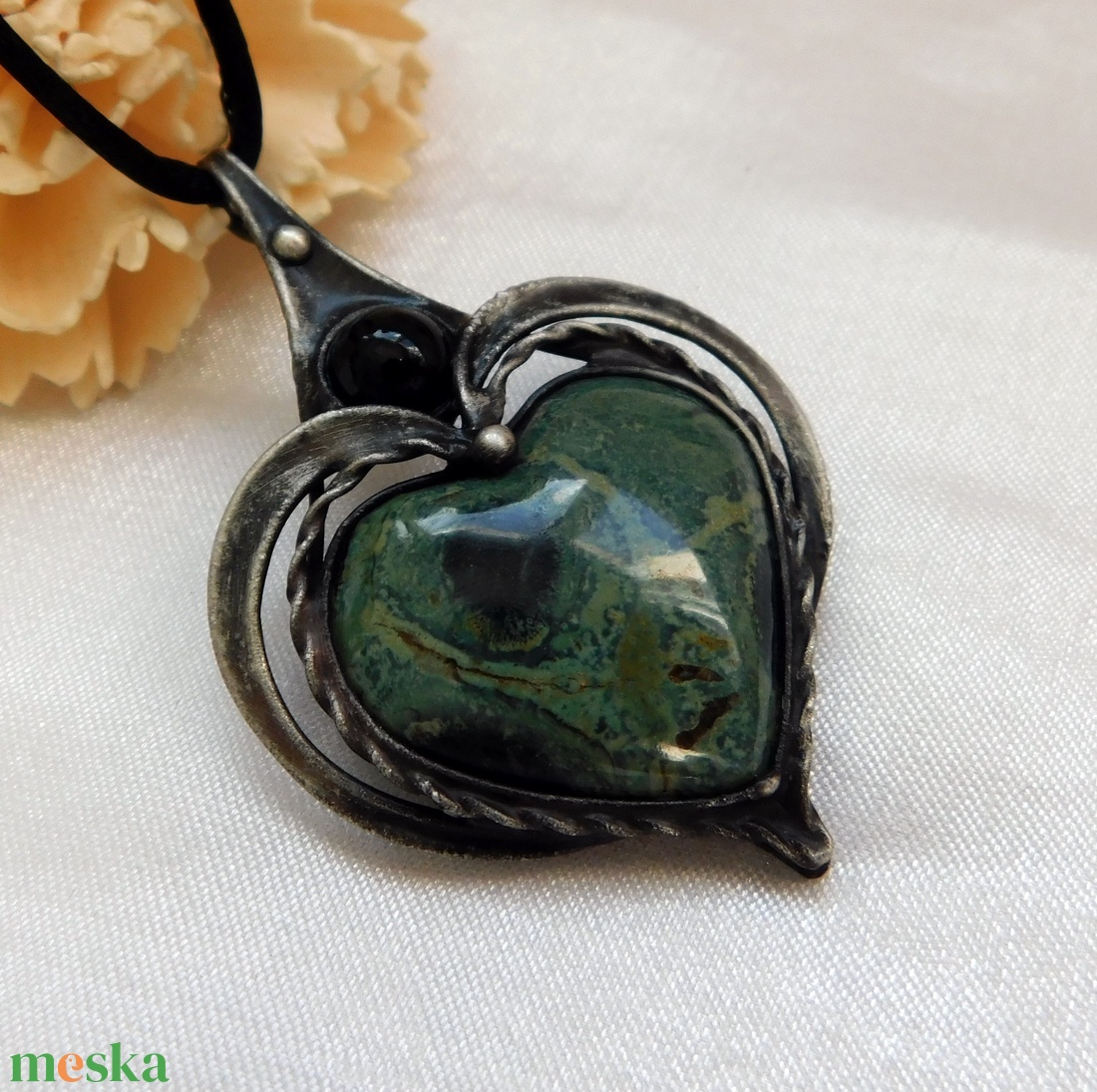 Eldarit ( kambaba jáspis ) szív medál ónixszal - ékszer - nyaklánc - medál - Meska.hu