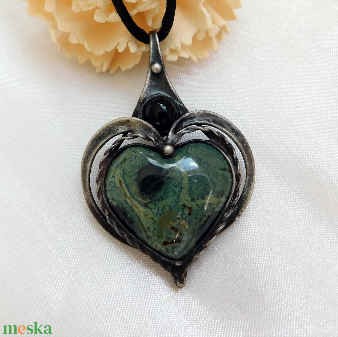 Eldarit ( kambaba jáspis ) szív medál ónixszal - ékszer - nyaklánc - medál - Meska.hu